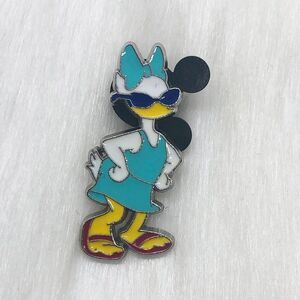 🔮 5/$25 Disney Beach Sunglasses Daisy Duck Pin‎
